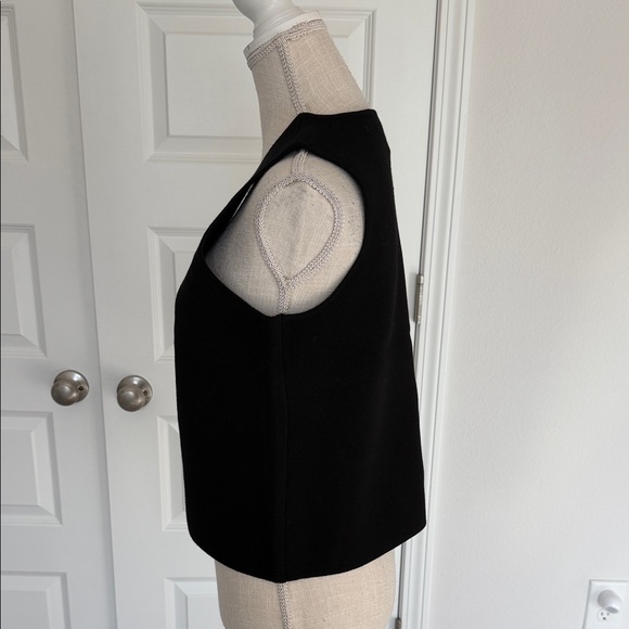 Elegant Black Sleeveless Top - Picture 3 of 6